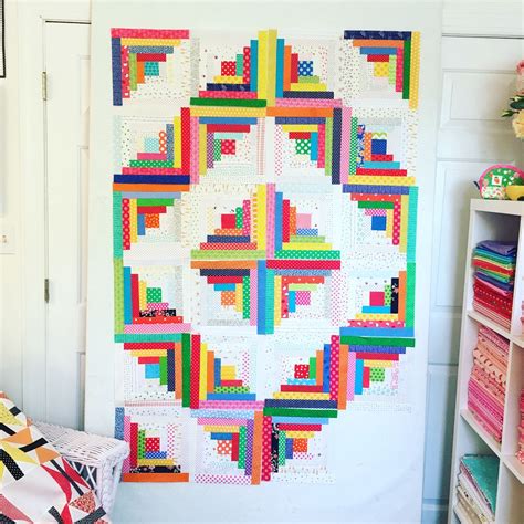 Last week we looked at classic log cabin block variations (click here for patterns). Log cabin quilt layout