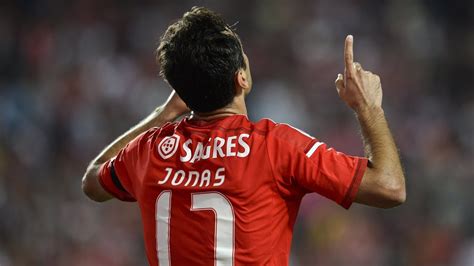 Sport lisboa e benfica and vitória de guimarães compete for a spot in the final four of the competition at 9 pm on wednesday at estádio da luz. S.L.Benfica - V. Guimarães 2017 (Penálti do Jonas ...