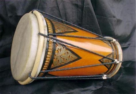 Getaran jarum kariding akan menghasilkan suara dan suara itu memiliki nada salah satu diantara alat musik tradisional dari daerah sulawesi selatan yang nyaris punah karena jarang dimainkan yaitu puik puik.puik puik adalah. Alat Musik Tradisional Gendang