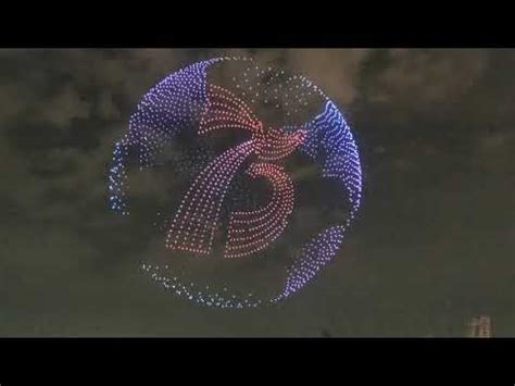 Горожане смогут полюбоваться, как коптеры поднимутся в небо, чтобы слетаясь и разлетаясь, вырисовывать сложные фигуры. Шоу Дронов скачать с mp4 mp3 flv