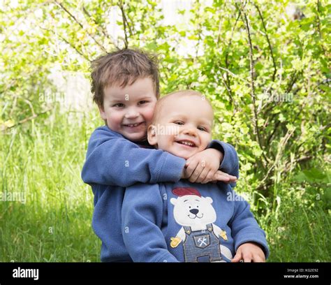 Dos Niños Abrazados Fotografías E Imágenes De Alta Resolución Alamy