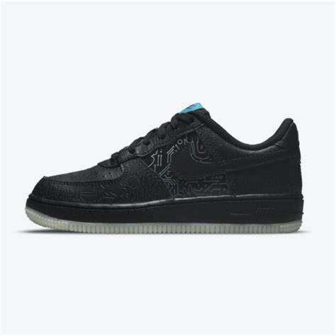 The first space jam starred michael jordan, who was roped in by the looney tunes to help them beat evil alien crew the monstars in a basketball game. Nike Air Force 1 Low "Space Jam" Release Date | Nice Kicks