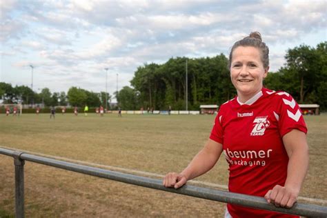 T Zand Zwaait Spelers Uit En Zet Groot Aantal Speelsters In Het