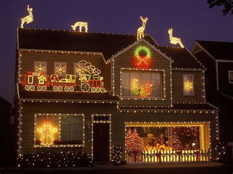See more ideas about christmas decorations, holiday, christmas diy. 31 Exterior Christmas Decorating Ideas - InspirationSeek.com