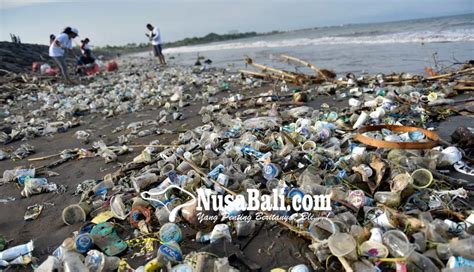 Sampah Plastik Penuhi Sepanjang Pantai