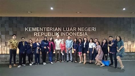 Setelah lulus, ia bergabung dengan kementerian luar negeri indonesia. Lowongan Kerja Kementerian Luar Negeri - Guru Soal