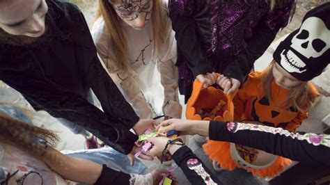 Grâce à notre assistant juridique intelligent, vous remplissez notre formulaire 100. Halloween : une idée géniale pour une distribution de bonbons "sans contact" - Magicmaman.com