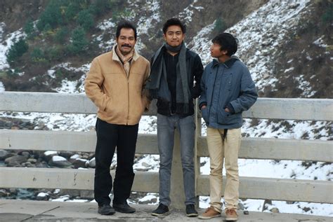 But why i am following the plotline of a third rate novel? aswana-cliche: An Evening in Manali Town, Himachal Pradesh