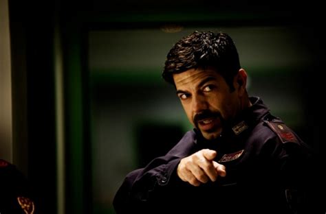 Pierfrancesco favino (roma, 24 agosto 1969) è un attore e doppiatore italiano. A.C.A.B.: Pierfrancesco Favino in una scena del film ...