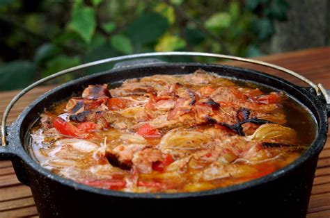 Schichtfleisch der Dutch Oven -Klassiker mit Nackensteaks