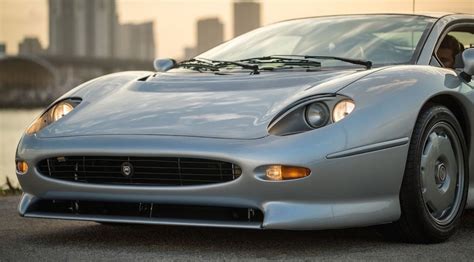 Its turbocharged v6 made 540 hp, it had aluminium honeycomb. L'une des 271 Jaguar XJ220 à vendre pour 519 000 $ sur ...