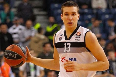 Bogdan bogdanovic uudelleentwiittasi trae young. German basketball player refuses to sign a boy's autograph ...