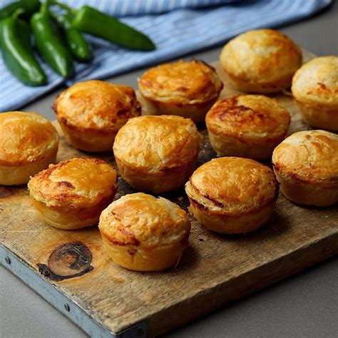 Mild cheddar, dry bread crumbs, ground chipotle pepper, jalapeno peppers and 5 more. Mini Jalapeno Popper Chicken Pies | Recipe | Jalapeno ...