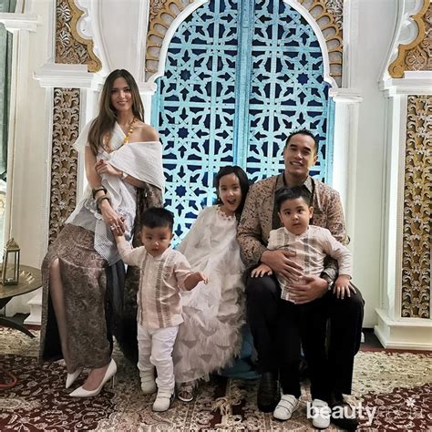 Tidak sendirian, nia mengajak serta anak dan suaminya. Foto: Seksi dan Anggunnya Nia Ramadhani Pakai Kebaya - Foto 1