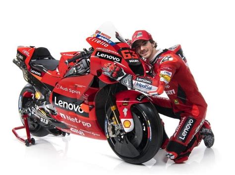 Berikut adalah sedikit foto dari ducati gp21 motogp musim 2021 ini yang mana nama tim resminya menjadi ducati lenovo motogp team 2021, mantap ! MotoGP Ducati 2021 : les photos des nouvelles couleurs et ...