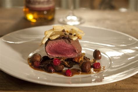 Filet de cerf de la Petite Nation mariné au whisky sauce cacao