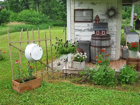 This is a cute diy idea for decorating a small garden shed that was actually built from scratch. Primitive Passion Decorating: Garden shed expansion ...