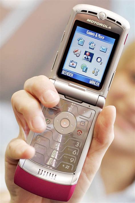 Motorola Razr Flip Phone Is Being Brought Back 90s Glamour Uk