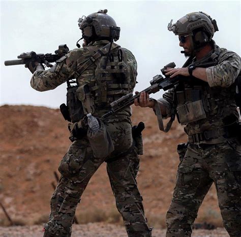 Us Army Green Berets Of 5th Special Forces Group Airborne Conduct