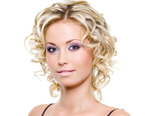 Whether you're blessed with natural wavy hair or you make beautiful waves using a curling iron, the number of amazing hairstyles that suit such hair texture is literally overwhelming. Short Wavy Hairstyles - Wavy Short Haircuts