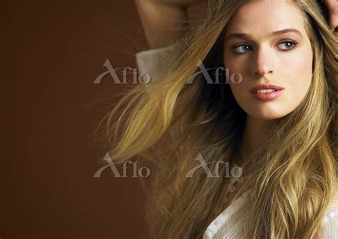 Wavy Haired Blonde In Studio 12703702 の写真素材 アフロ