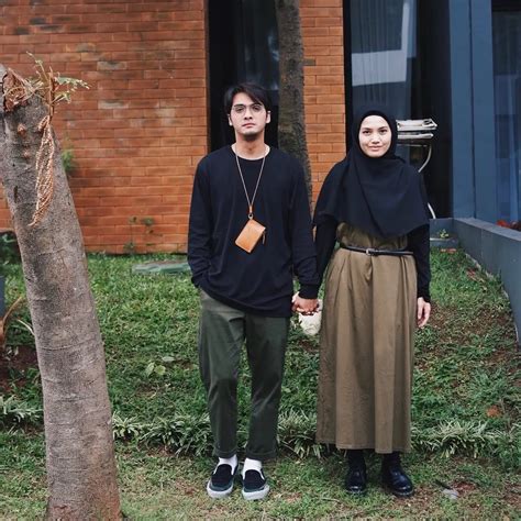 Potret Ricky Harun Dan Herfiza Berfoto Dengan Pose Tegak Bak