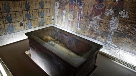 Researchers Nefertiti May Be In Tuts Tomb