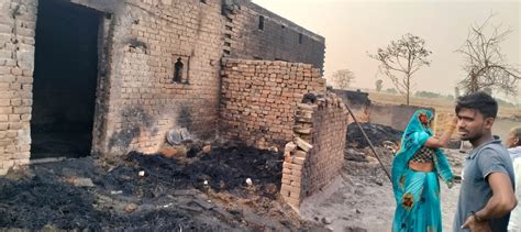 खेत के डंठल की आग से चार घर जल कर भस्म खुले आसमान के नीचे रह रहे पीड़ित