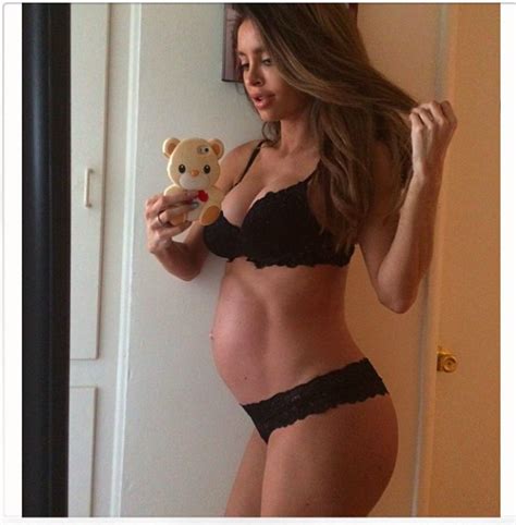 Six Pack Model Mom Posts 1st Pic Since Giving Birth Looks Insanely