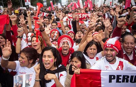 Selección Peruana Hinchas Agradecieron La Entrega De La Bicolor En