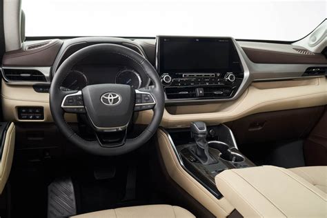 Toyota Highlander Hybrid Suv Launched In Uae Autodriftae