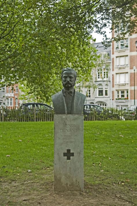 In 1317 it was mentioned as saint crueyz. Ixelles - Square de la Croix-Rouge