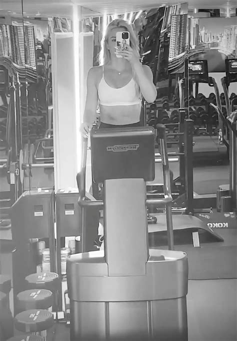 Khloe Kardashian Flaunts Her Abs And Teeny Waist As She Works Out In