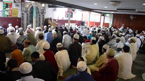 Hundreds of people gathered at cardiff castle on thursday eid to walesthe first major outdoor event in 2020. Cardiff Eid ul Fitr Jamat News #Cardiff #Wales #MonsurMedia #Eid 2014 - YouTube