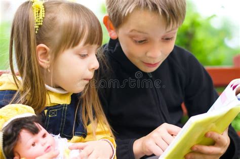 Kinderen Die Het Boek Lezen Stock Foto Image Of Slechts Jongen 33122310