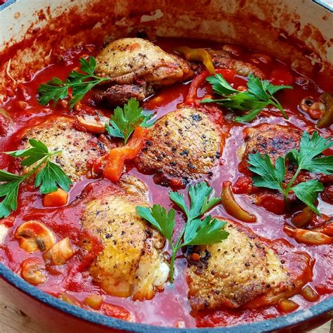 This tuscan chicken is one of our favorite slow cooker meals. Clean Eating Chicken Cacciatore | Clean Food Crush