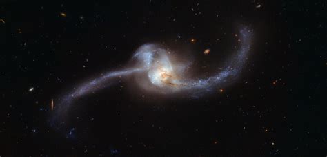 Image Hubble Captures Collision Of Two Galaxies