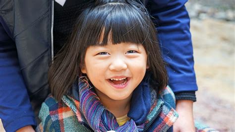 무료 이미지 사람들 소녀 단 귀엽다 초상화 아시아 어린이 푸른 표정 미소 웃음 형제 가족 여자애들