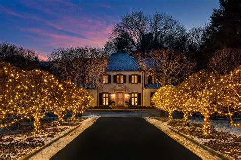 A truly immaculate two bedroom property which has been updated throughout in recent years and comes to market in superb condition. 266 Round Hill Rd Greenwich, CT 06831 - $6,800,000 House ...