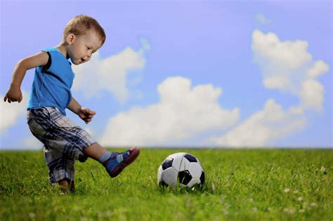 踢球的儿童图片 在草地上踢球的小孩素材 高清图片 摄影照片 寻图免费打包下载