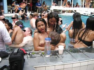 プールで裸の女の子とおじさん達が大量に戯れる 闇が深すぎる プールパーティー の様子がこちら ポッカキット
