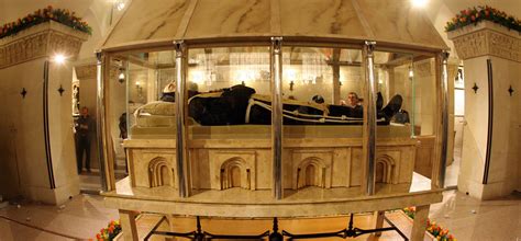 Peter's square and nearby streets. San Pio da Pietrelcina e San Leopoldo Mandic: due modelli ...