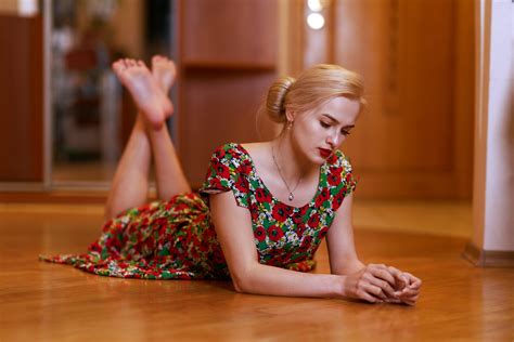 Wallpaper Model Legs Up Barefoot Blonde Dress Necklace Women Indoors On The Floor Red