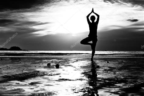 Černobílý Obrázek Mladá žena Cvičí Jógu Na Pláži Při Západu Slunce