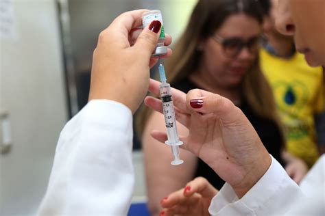 O brasil só eliminou o sarampo, por exemplo, quando ultrapassou e mantive a marca de 95% da população imunizada por alguns anos. Instituto Butantã alerta sobre importância das vacinas - Primeira Hora