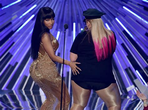Nicki Minaj Shows Cleavage In Plunging Dress At 2015 Mtv Vmas Bootymotiontv