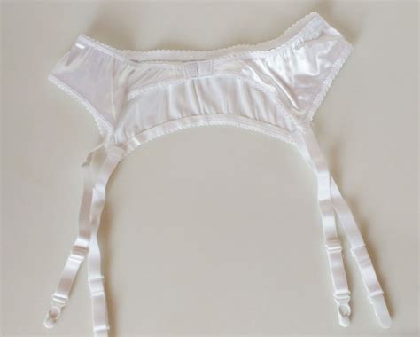 Virgin White Satin Garter Suspender Belt And Frilly Knickers S 22 26 Waist