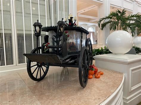 The Haunted Mansion Halloween Display Debuts At Disneys Grand