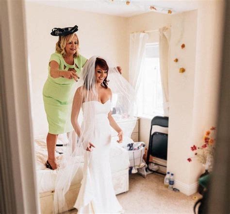 beautiful mother of the bride moments caught on camera bride mother of the bride mother of