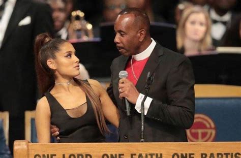 Ariana Grandes Boob Grabbed By Minister At Aretha Franklins Funeral